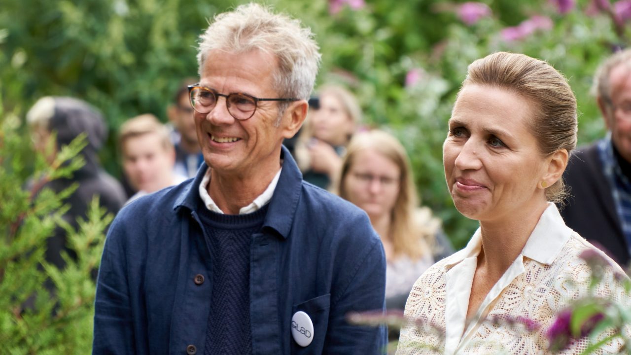 Statsminister Mette Frederiksen og direktør i Glad Fonden, Mikkel Holmbäck på rundvisning i Glad Zoo